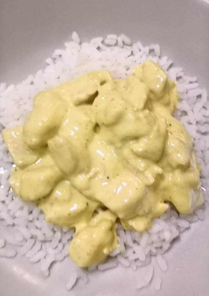 Una foto de Pollo al curry con arroz