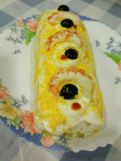 Una foto de Brazo gitano de patata, langostinos, atún y mayonesa
