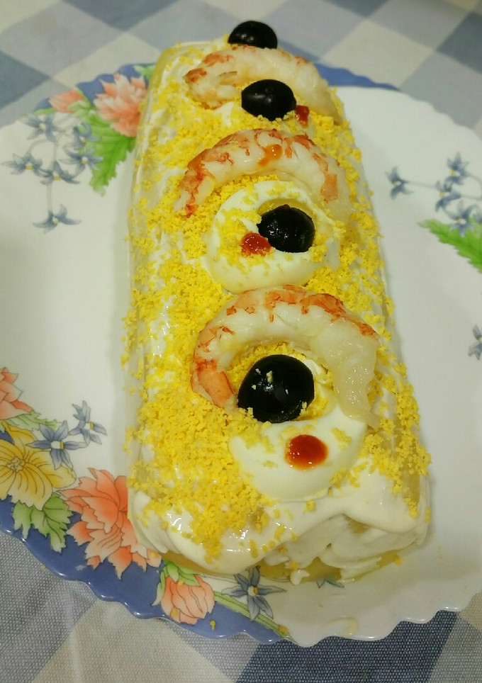 Una foto de Brazo gitano de patata, langostinos, atún y mayonesa
