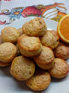 Una foto de Scons de naranja