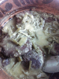 Una foto de Tortitas de chicharrón en salsa verde c/ nopales