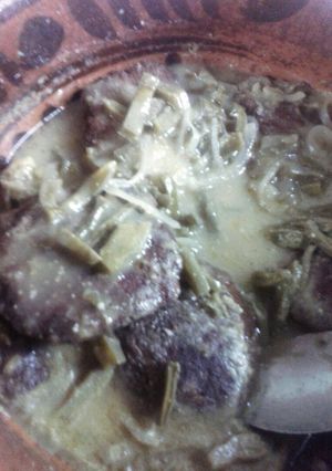 Una foto de Tortitas de chicharrón en salsa verde c/ nopales