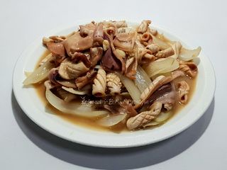 ปลาหมึกแห้งผัดหอมใหญ่