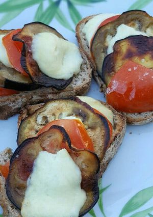 Une photo de Tartine aubergine, tomate, fromage de brebis