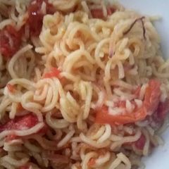 A picture of Fried noodles with tomatoes.