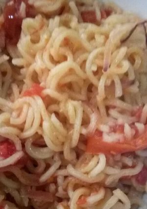 A picture of Fried noodles with tomatoes.
