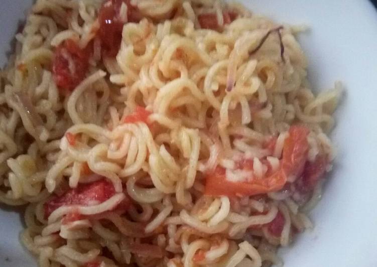 Fried noodles with tomatoes
