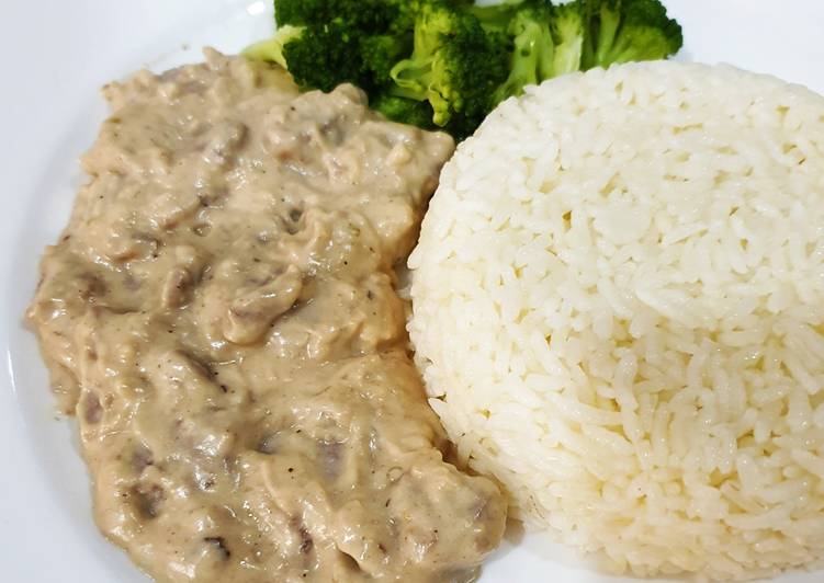 Beef stroganoff with butter rice