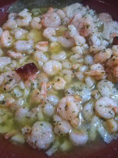 Una foto de Gambas al ajillo picantes