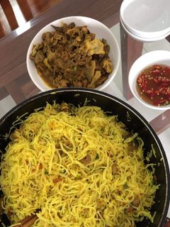 Hình của món Bún xào lòng nghệ.