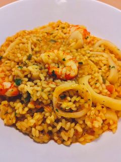 Una foto de Arroz meloso con gambas y calamares