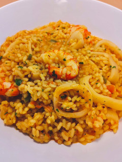 Una foto de Arroz meloso con gambas y calamares