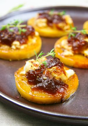 Une photo de Panisse en tartelettes, au chèvre frais et confit d'oignon