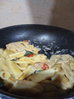 Una foto de Fideos con crema, tomates cherry, espinaca y pollo