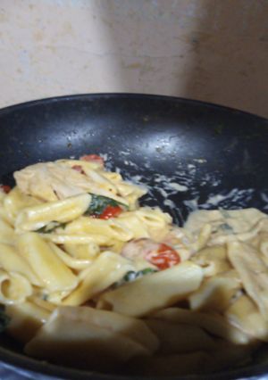 Una foto de Fideos con crema, tomates cherry, espinaca y pollo