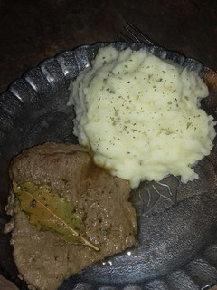 Una foto de Bifes a la provenzal con puré