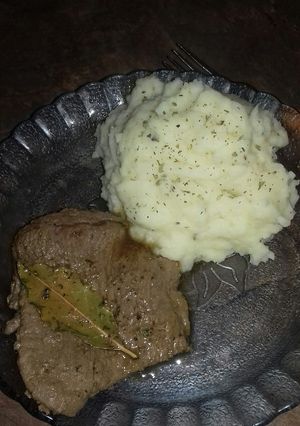 Una foto de Bifes a la provenzal con puré