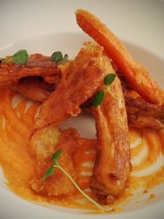 Una foto de Calçots en tempura con salsa romesco