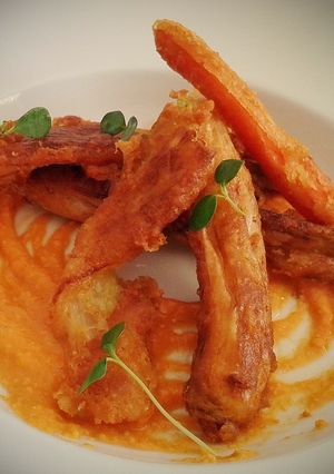 Una foto de Calçots en tempura con salsa romesco