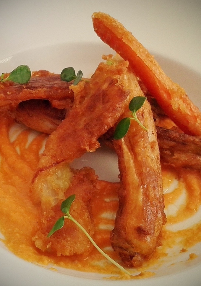 Una foto de Calçots en tempura con salsa romesco