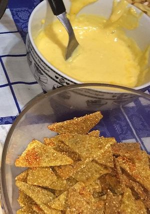 Una foto de Nachos caseros con cheddar!!!
