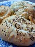 Rolls y empanaditas de queso con salamin