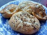 Rolls y empanaditas de queso con salamin