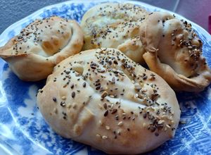 Una foto de Rolls y empanaditas de queso con salamin