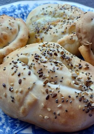 Una foto de Rolls y empanaditas de queso con salamin