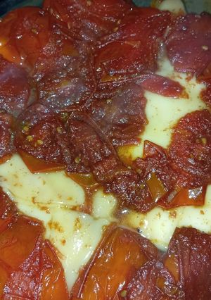 Una foto de Tatin vegano de tomate