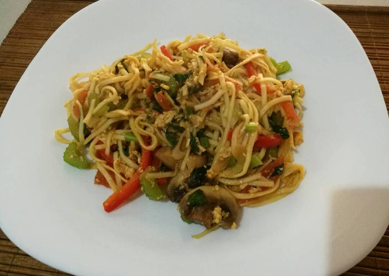 Fried noodle with egg and vegetables