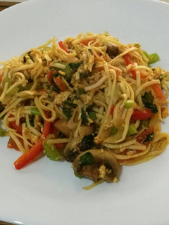 A picture of Fried noodle with egg and vegetables.