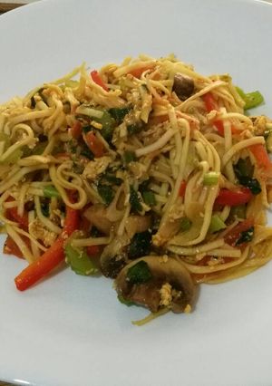 A picture of Fried noodle with egg and vegetables.