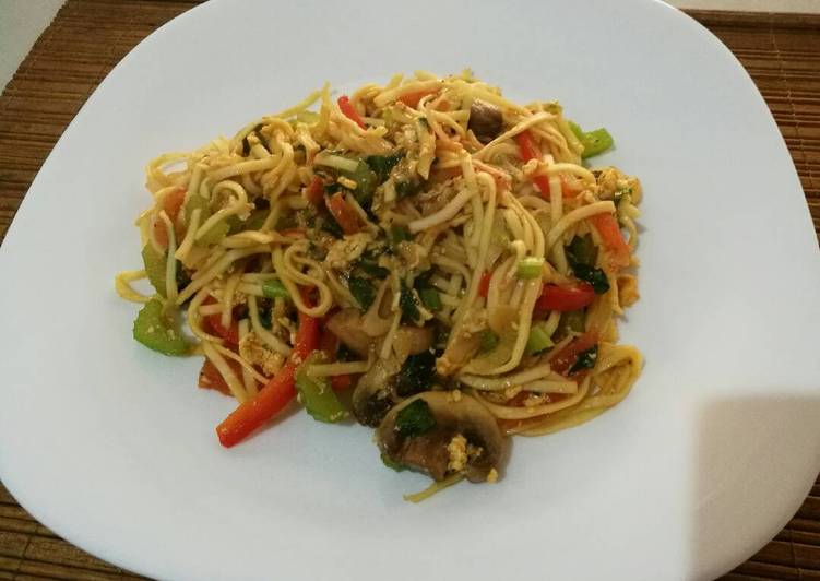 Fried noodle with egg and vegetables