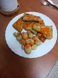 Chuletas de merluza frita con papas arrugás y mojo de pimiento