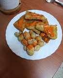 Chuletas de merluza frita con papas arrugás y mojo de pimiento