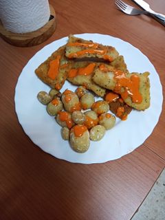 Una foto de Chuletas de merluza frita con papas arrugás y mojo de pimiento