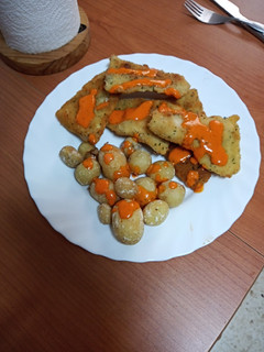 Una foto de Chuletas de merluza frita con papas arrugás y mojo de pimiento