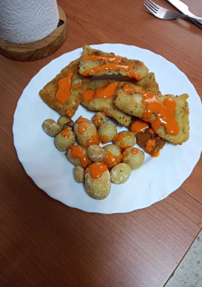 Una foto de Chuletas de merluza frita con papas arrugás y mojo de pimiento