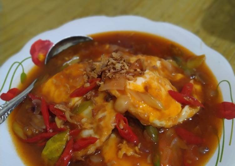 Telur ceplok saus asam pedas