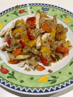 Una foto de Quinoa con morrones, champiñones, zanahoria y pechuga de pavo
