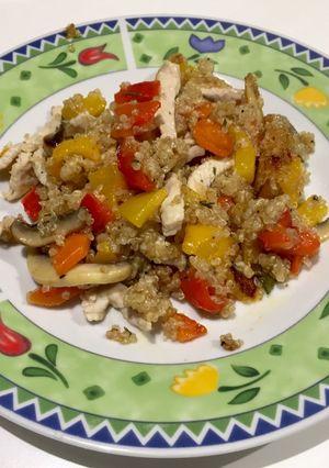 Una foto de Quinoa con morrones, champiñones, zanahoria y pechuga de pavo