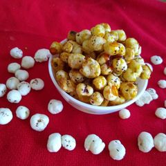 A picture of Caramelized makhana.