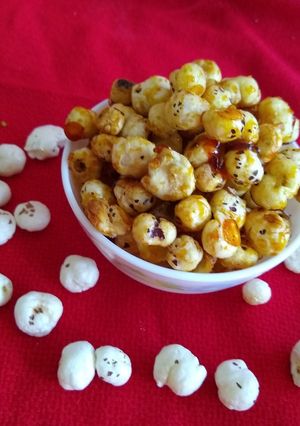 A picture of Caramelized makhana.