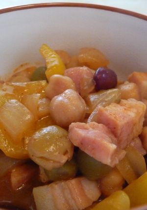 A picture of American-Style Texas Chili Pork Beans.