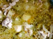 Una foto de bistec en salsa verde
