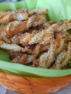 Sajtos szezámos rúd élesztős leveles tésztából recept fotója