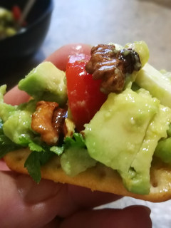 Una foto de Biscotes con mozzarella, aguacate y penca de apio