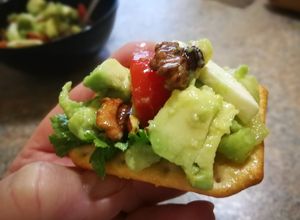 Foto principal de Biscotes con mozzarella, aguacate y penca de apio