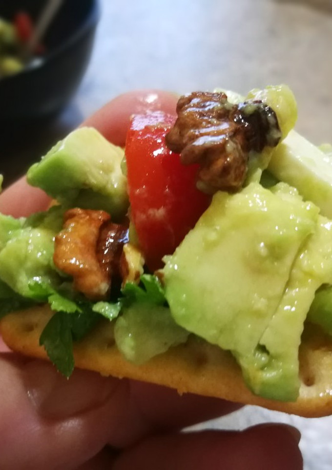 Una foto de Biscotes con mozzarella, aguacate y penca de apio